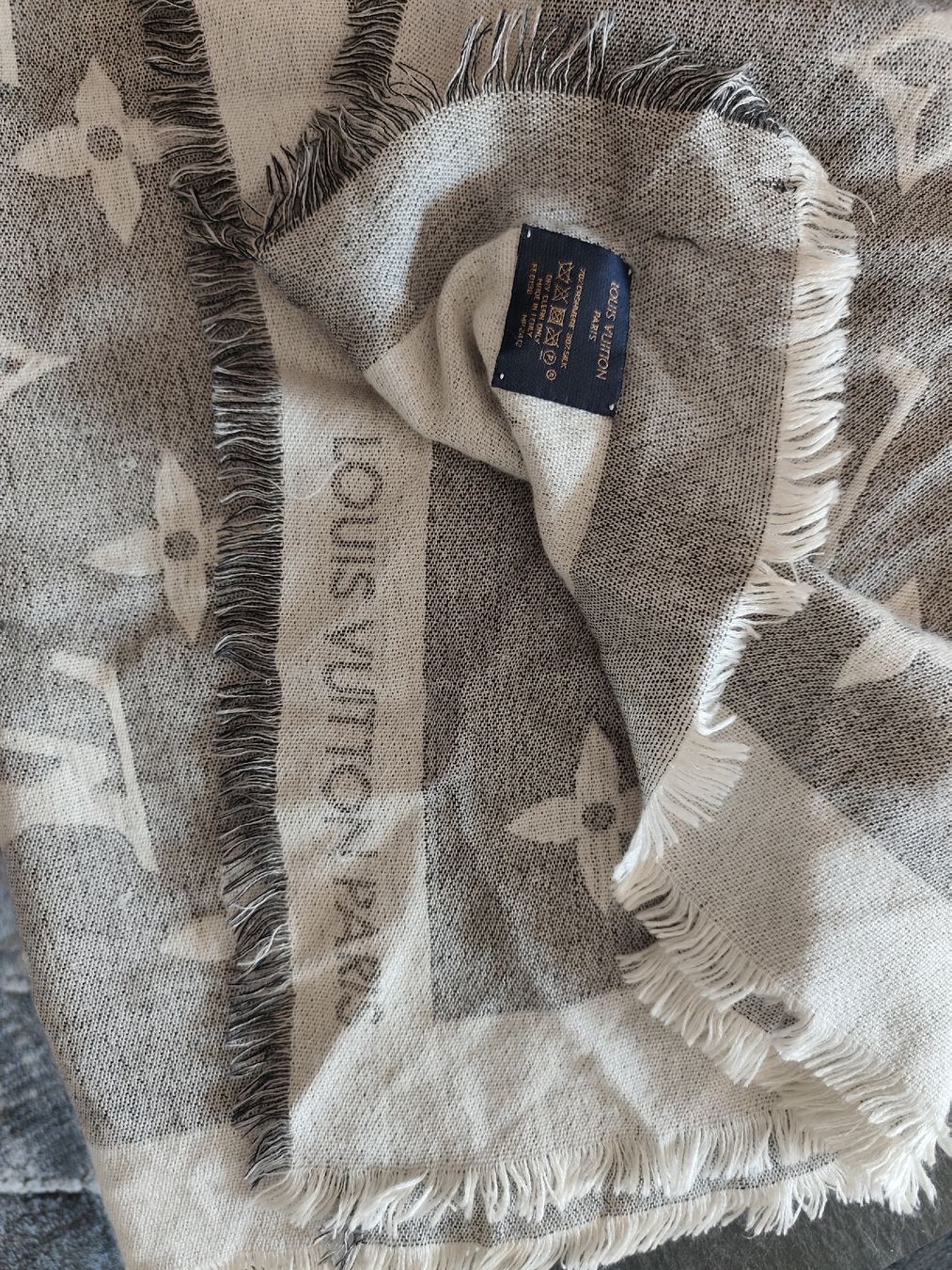 Louis Vuitton Foulards & écharpes: Louis Vuitton Chale cashemire – D'occasion à Martigny par Vintage-23 3