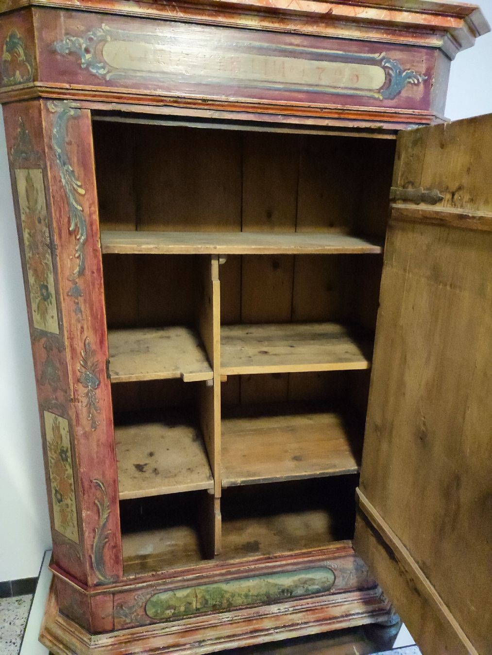 Armadi: Antico armadio decorato – Usato da Ascona venduto da Artik3 5