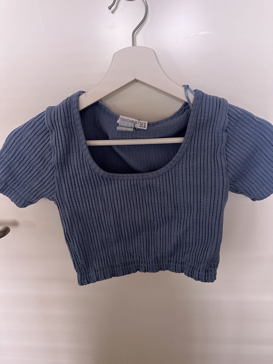 T-shirts: Blaues Crop Top Stradivarius Gr. M – D'occasion à Reinach BL par Alles_muss_weg00