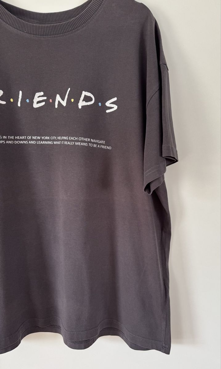 H&M T-shirts: T-Shirt F.R.I.E.N.D.S. Anthrazit Grösse XL – D'occasion à Flumenthal par Krajan 1