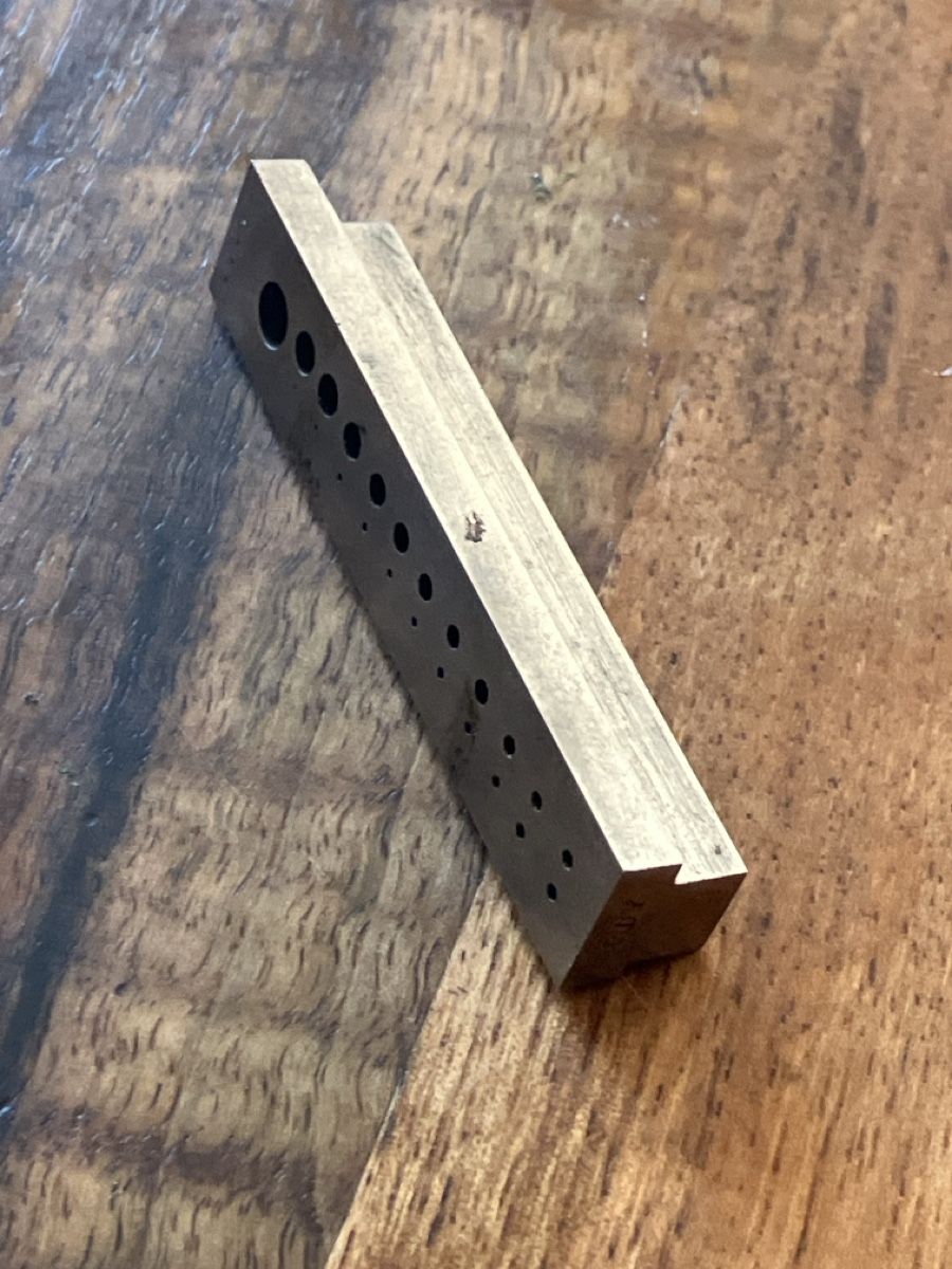Tous les outils: Plaque à trous  – D'occasion à le locle par camilleguignard 1