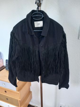 Veste en jeans noir stradivarius portée 1 x avec franges