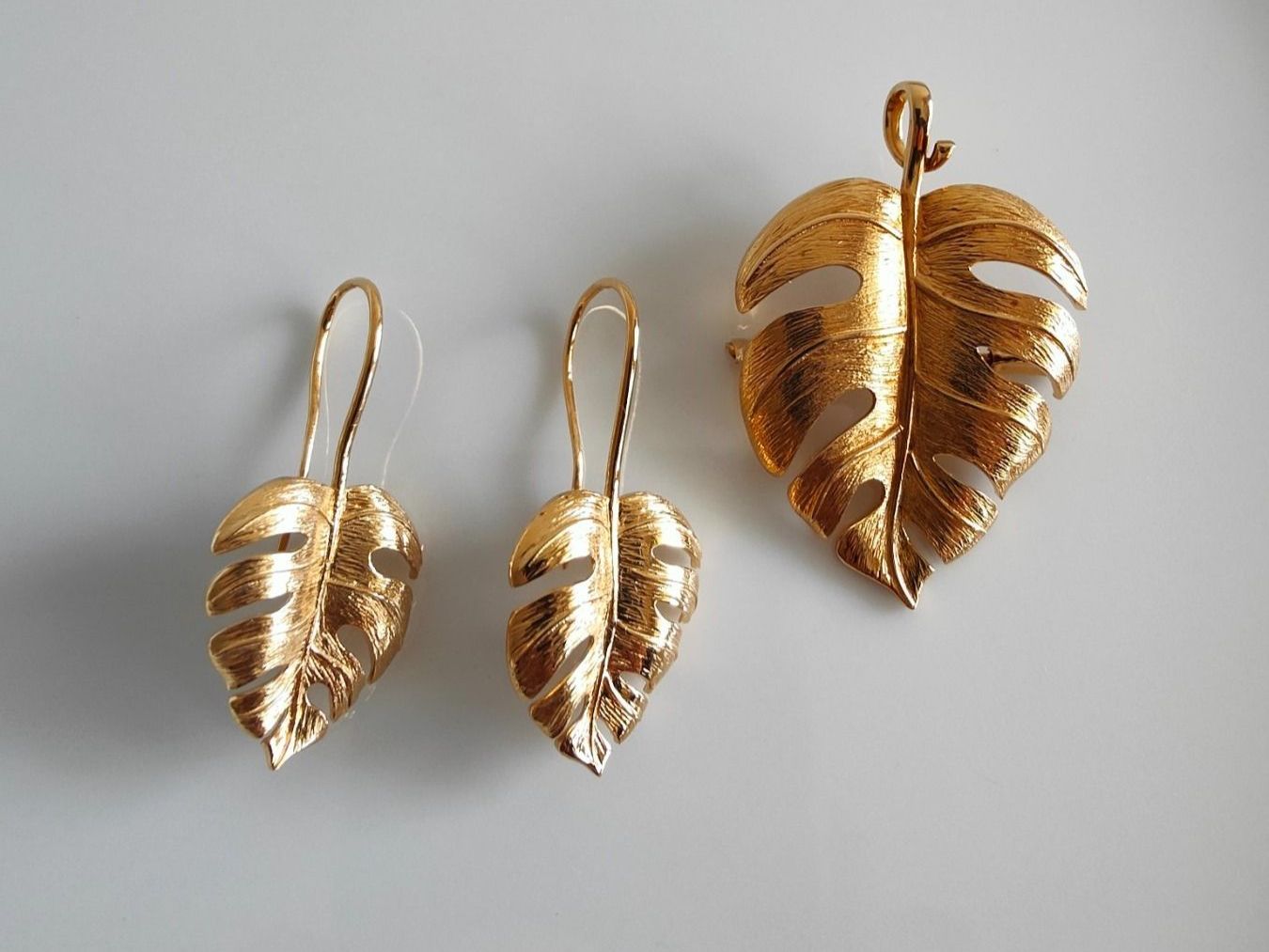 Anhänger: Anhänger/Brosche in Blatt-Form, 18K Gold – Neu und originalverpackt aus Rümlang von 21f 6