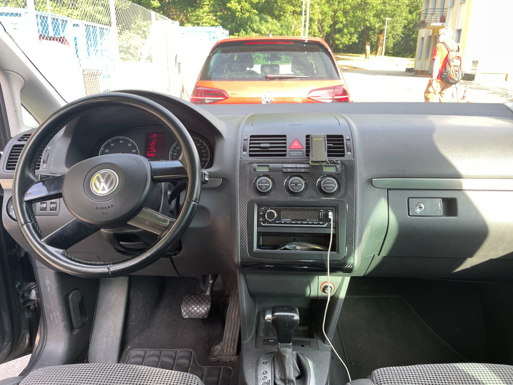 VW Autos: VW Touran 2.0 FSI – D'occasion à Losone par nat_c82b 3