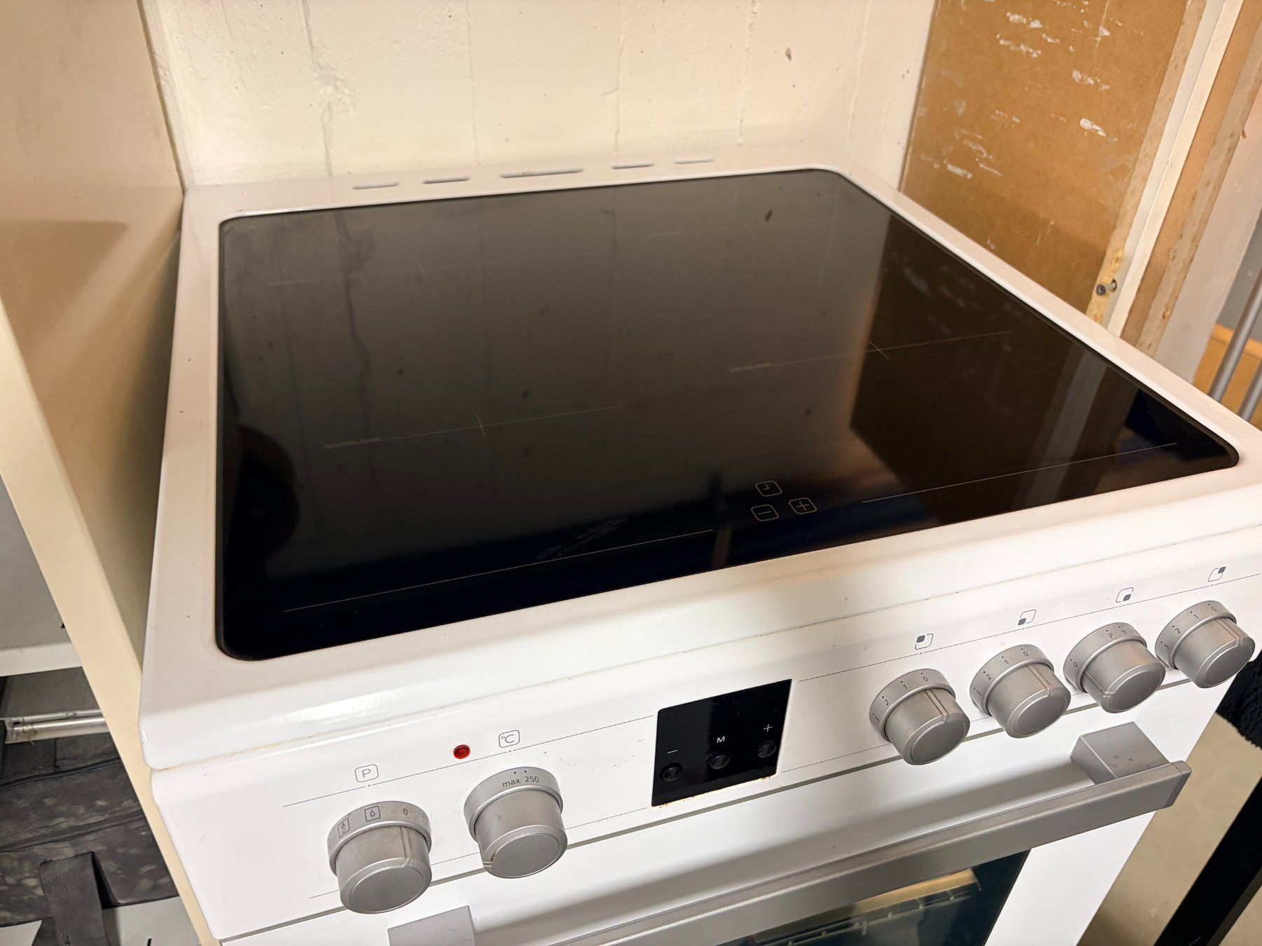 Herde: Cuisinière Sharp avec plaque induction et four - blanc – Gebraucht aus Collombey von mbk1870 1