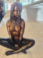 Bronce Skulptur einer sitzenden Frau.!!!