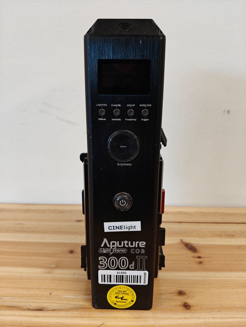 Aputure Lampade: Aputure LS 300d II LED Filmscheinwerfer V-Mount Set mit Case – Usato da Schlieren venduto da CINElight 4