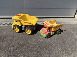 2 camions jouets en plastique 