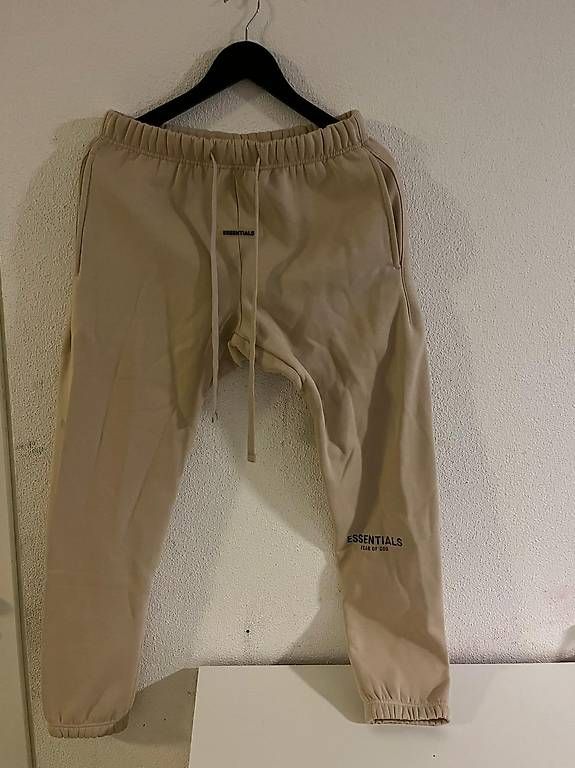 Hosen: Essentials Trainerhose beige – Gebraucht aus Kriens von seeungeheuer67