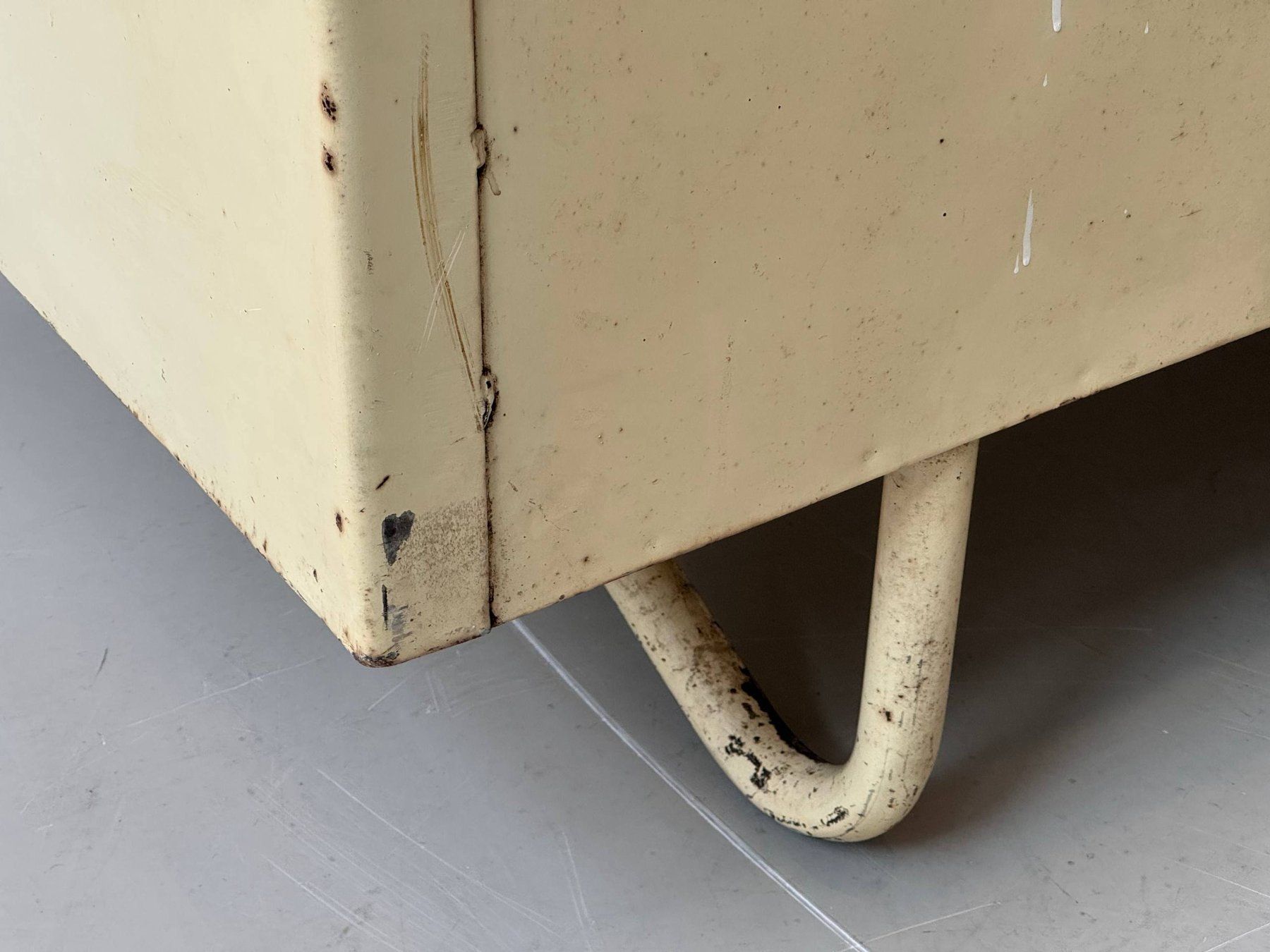 Kommoden: Industrie-Sideboard mit Edelstahlplatte, Ateliermöbel – Gebraucht aus Zürich von LeMoege 8