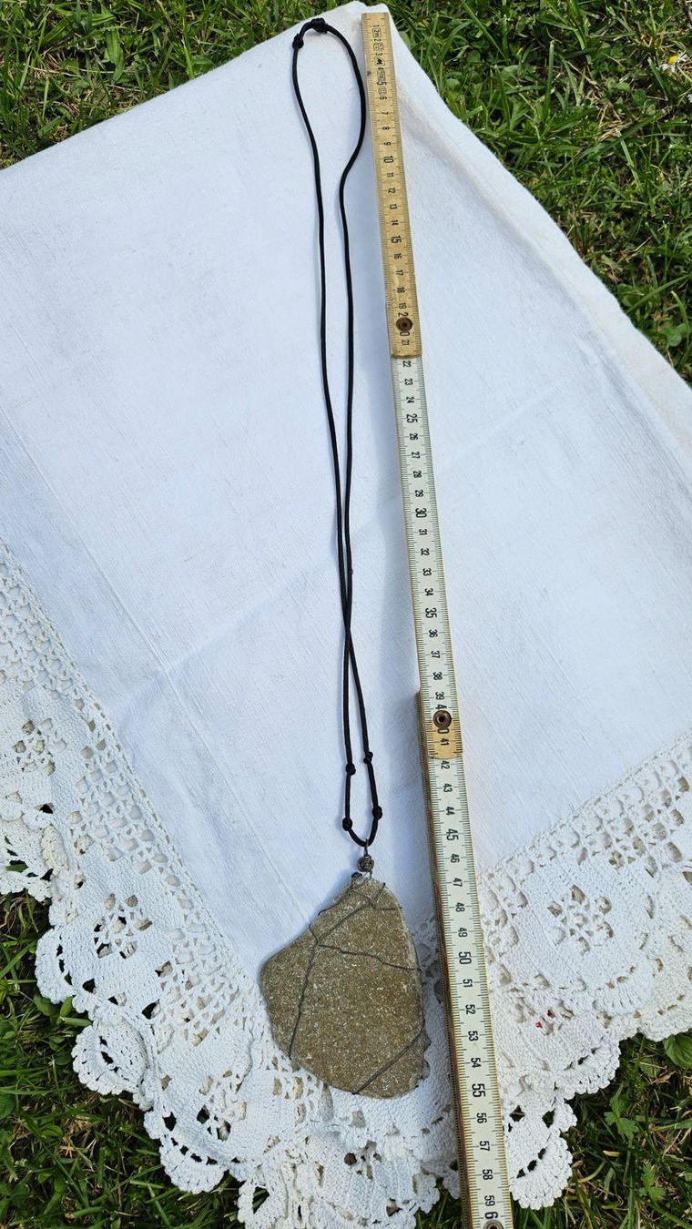 Catenine: Collana artigianale con ciondolo sasso e strass – Usato da Melano venduto da H-Sara 1