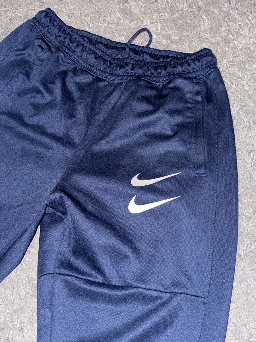 Nike Pantaloni: Nike Swoosh Trainerhosen dunkelblau – Nuovo (secondo la descrizione) da Kirchberg BE venduto da zil_s7sd 1