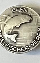 Plaketten & Abzeichen: KNOPFLOCHABZEICHEN ANGELFISCHER-VEREIN BERN – Gebraucht aus Basel von lagavulin02 1