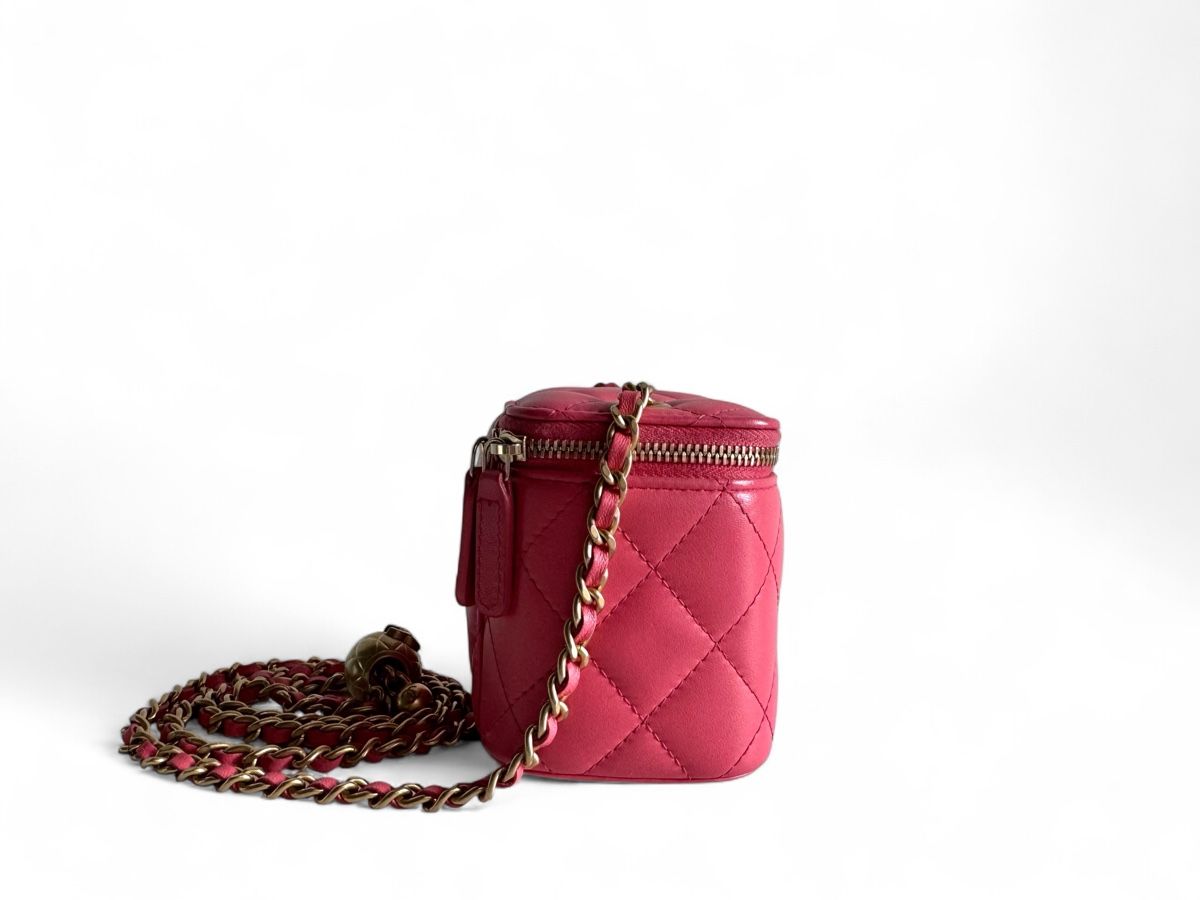 Chanel Borse da donna: CHANEL Pearl Crush Mini Vanity Case With Chain Tasche – Usato da Kriens venduto da hannaandkiko 1