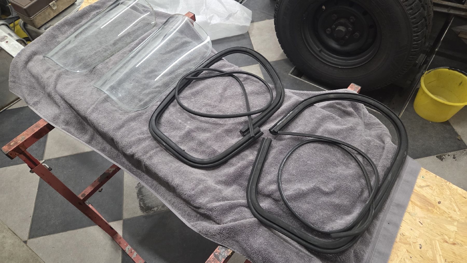 Land Rover Tutti pezzi di ricambio auto: Defender Pickup Eck Gläser und Gummis – Usato da Bonstetten venduto da Seileeri