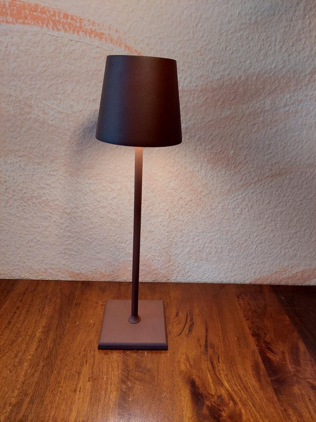 Lampen: LED Tischlampe aus Metall, stufenlos dimmbar – Neu (gemäss Beschreibung) aus Zürich von makimakimak