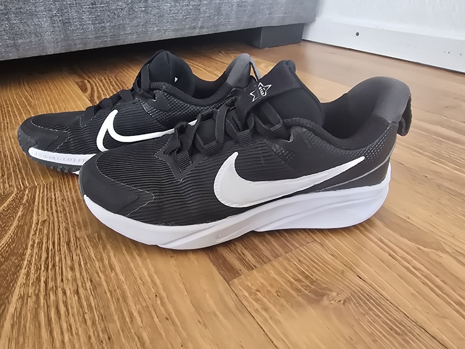 Nike Scarpe per ragazzi: Nike Turnschuhe 32, neuwertig – Usato da Zürich venduto da Henrimatisse 1