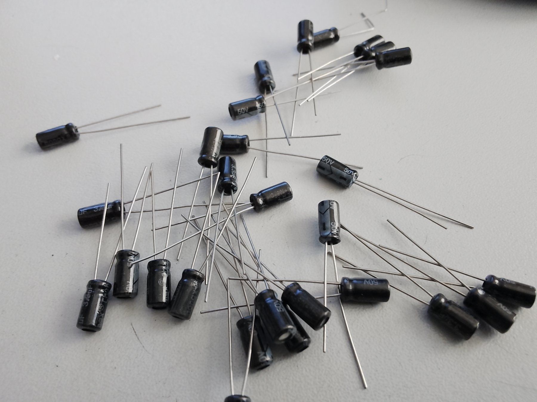 Componenti elettronici: Elektrolyt Kondensator 3.3uF 50V 5Stk – Nuovo (secondo la descrizione) da Luzern venduto da Salefactory