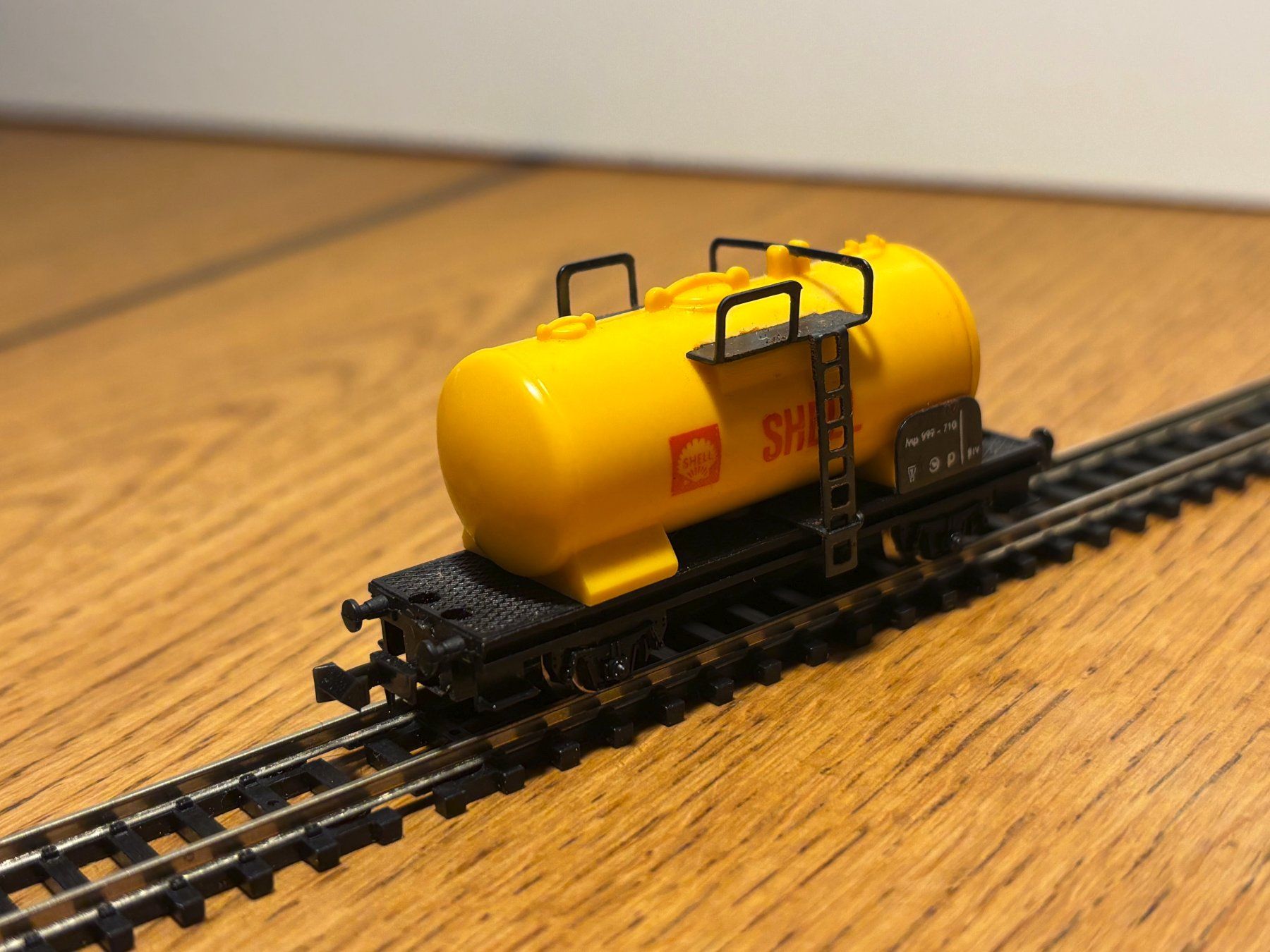 Modellini di ferrovie: e1534: Kesselwagen SHELL (Spur N) – Usato da Birsfelden venduto da Birs_25 2