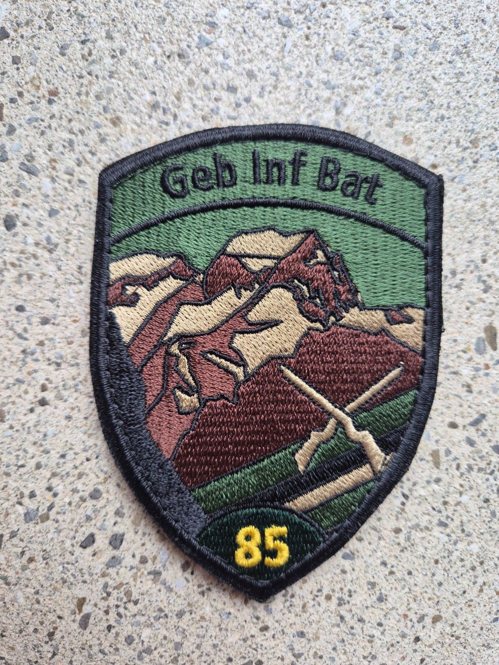 Schweizer Armee Placchette & Badge: *** Badge Geb Inf Bat 85 mit klett *** – Nuovo e nell'imballaggio originale da Riedholz venduto da fr_sIruP