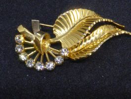 Jolie broche originale en plaquée or et strass
