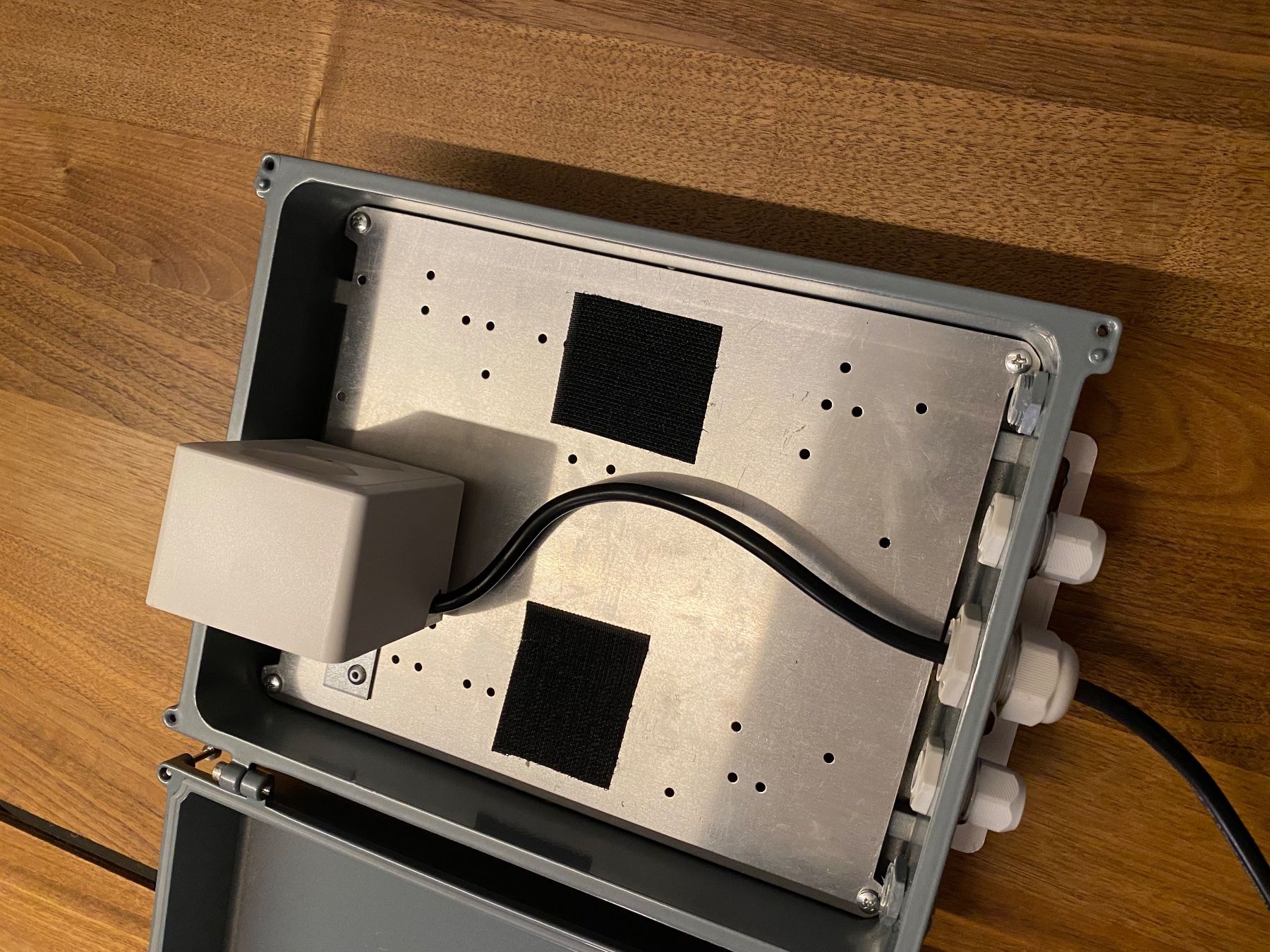 Sonstige Dekorationen & Accessoires: Wetterfeste Stromkastenbox mit integrierter Steckdose – Gebraucht aus Bern von mod18 1