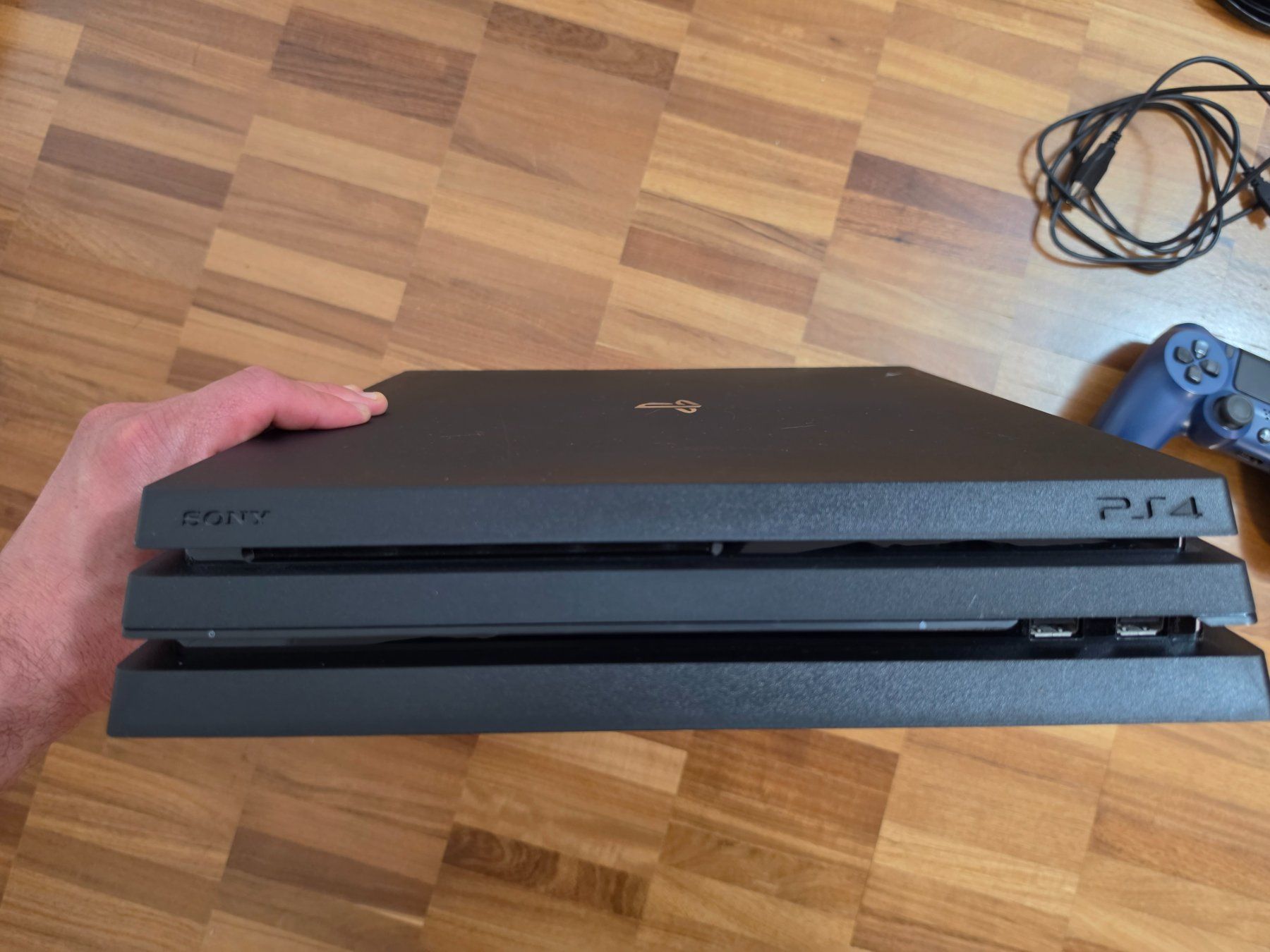 Sony Console: PS4 Pro mit Controller und Zubehör ab 1 Fr.- – Usato da Chur venduto da Ghostwulf 5