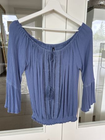 Süsse Bluse mit Trompetenärmeln, Grösse S