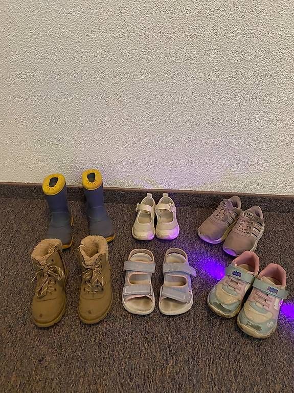 Scarpe per ragazzi: Diverse Marken Schuhe Grösse 23 24 25 – Usato da Allenwinden venduto da guetzli20