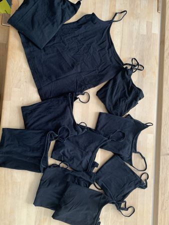 10 schwarze Tops / Camis Gr. M – Paket