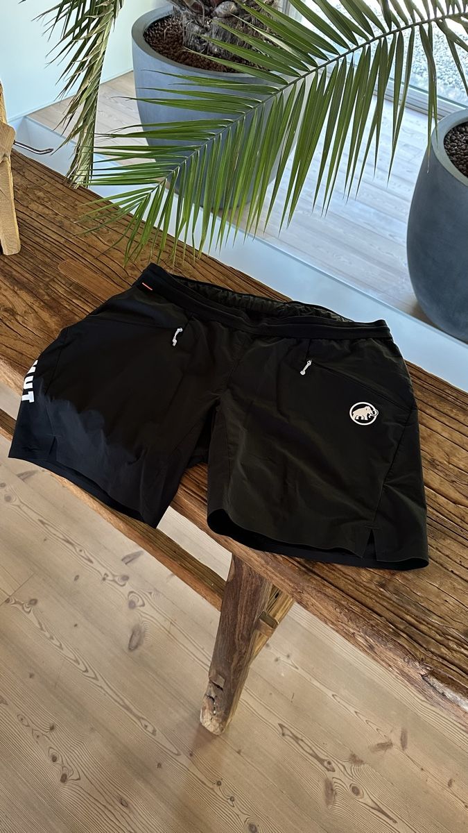 Mammut Pantaloni: Mammut Shorts Aenergy Light SO – Usato da Wolfhalden venduto da Bambam74