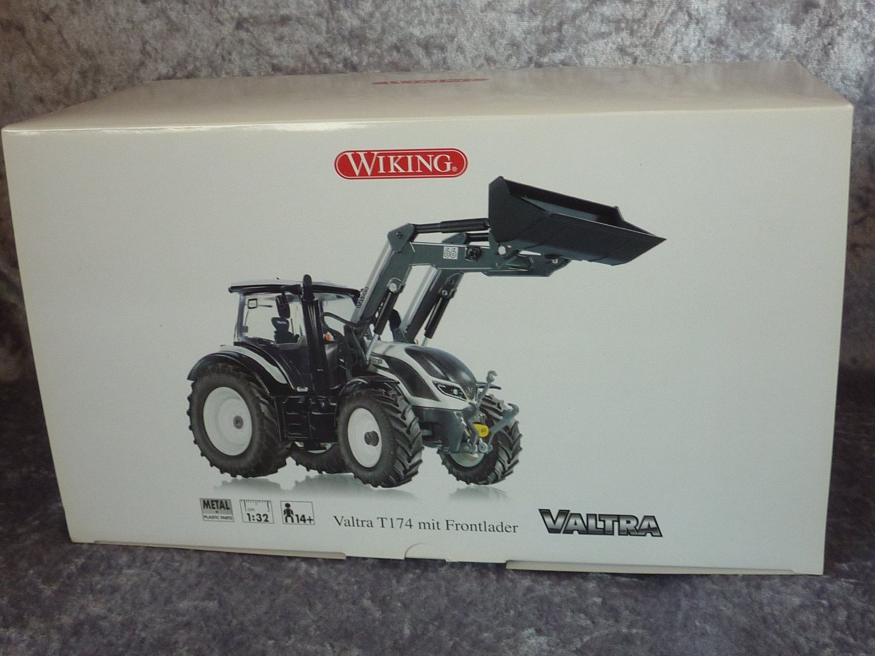 Wiking Kit di modellismo & Modellini statici: Valtra T174 mit Frontlader 1:32 – Nuovo (secondo la descrizione) da Dürrenäsch venduto da modellautos4you