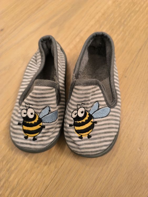 Chaussures garçon: Jungs Finken / Hausschuhe Bienen Gr. 22 gestreift – D'occasion à Lufingen par Laudine_G