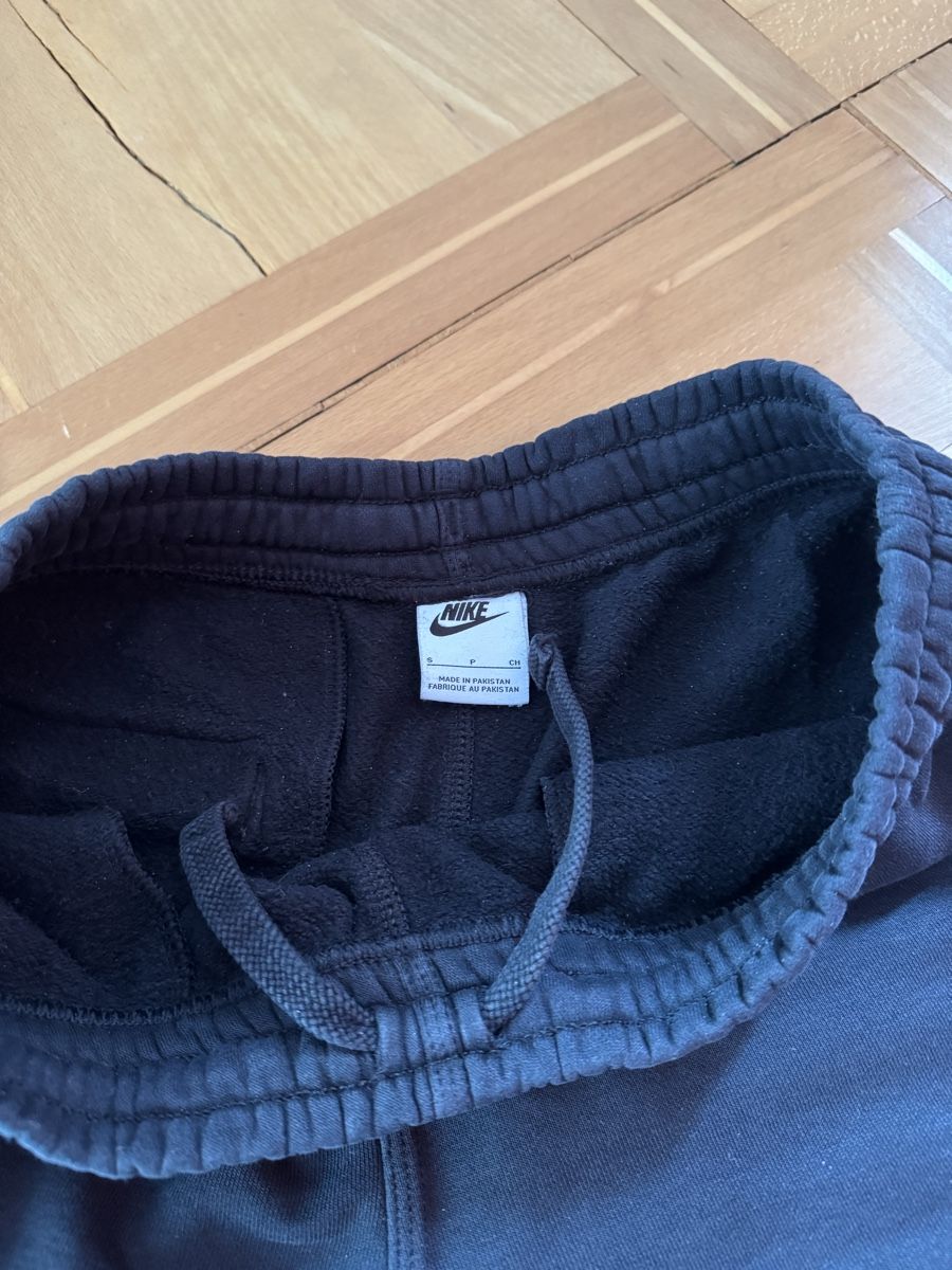 Nike Pantaloni: Nike Jogginghose Trainerhose Schwarz, Grösse S – Usato da Wittenbach venduto da Apicel 3