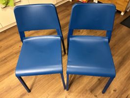 Zwei Kunststoffstühle blau stapelbar IKEA Teodores