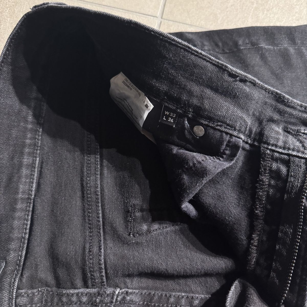Jeans: Schwarze Jeans 33/36 – Usato da Hinwil venduto da norisenya 1