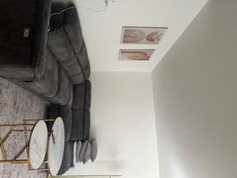 Divano angolare in tessuto grigio scuro usato condizioni