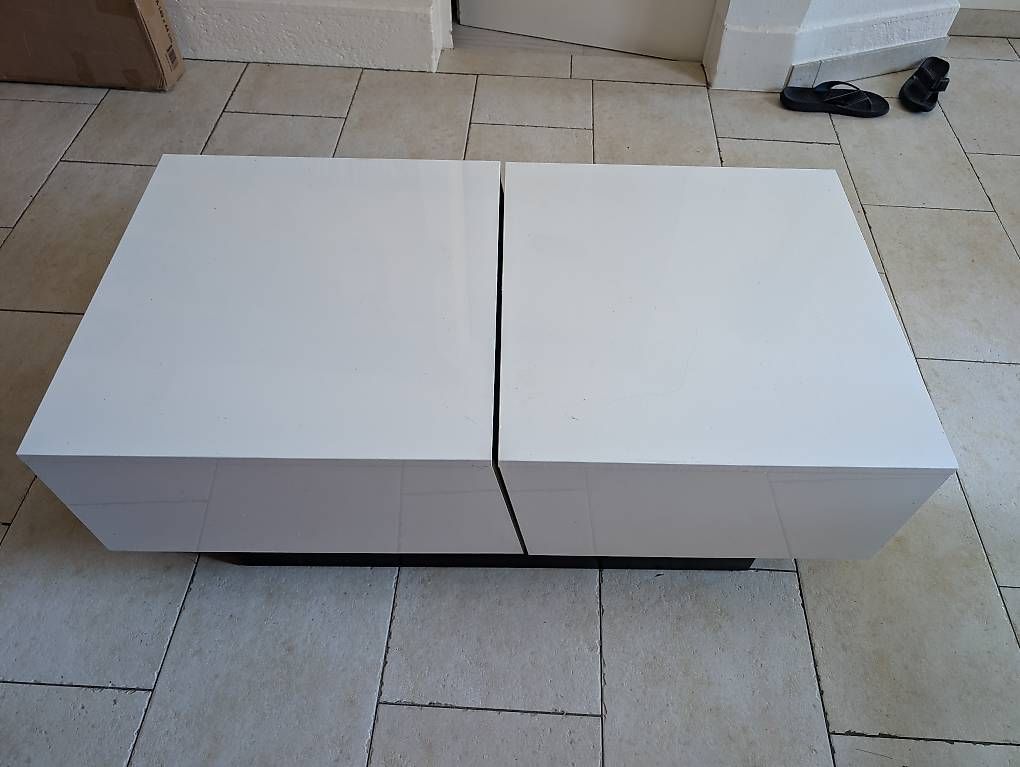 Tavoli: Table basse blanc vernis salon rangements  – Usato da Villeneuve VD venduto da nie_f29z 1