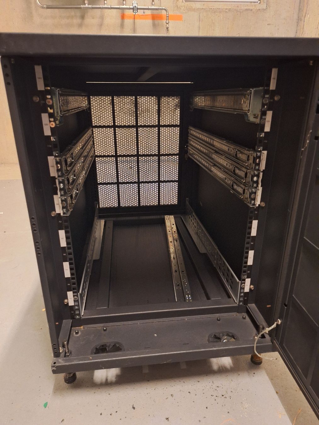 Racks & Ständer: Netzwerkschrank Rack Servergehäuse mit Türen – Gebraucht aus Gebenstorf von Watermoon5976 1