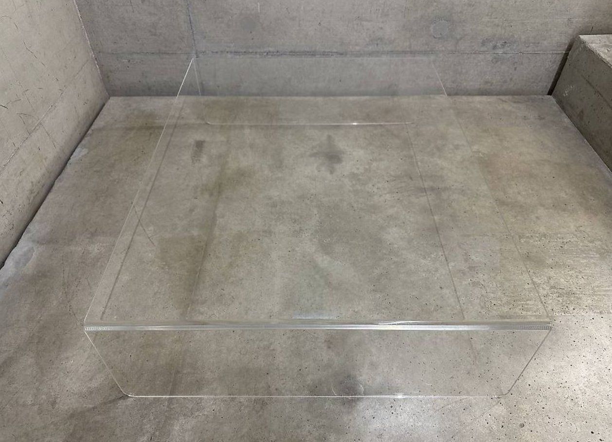 Tische: Plexiglas Couchtisch – Gebraucht aus Zürich von seconda_chance
