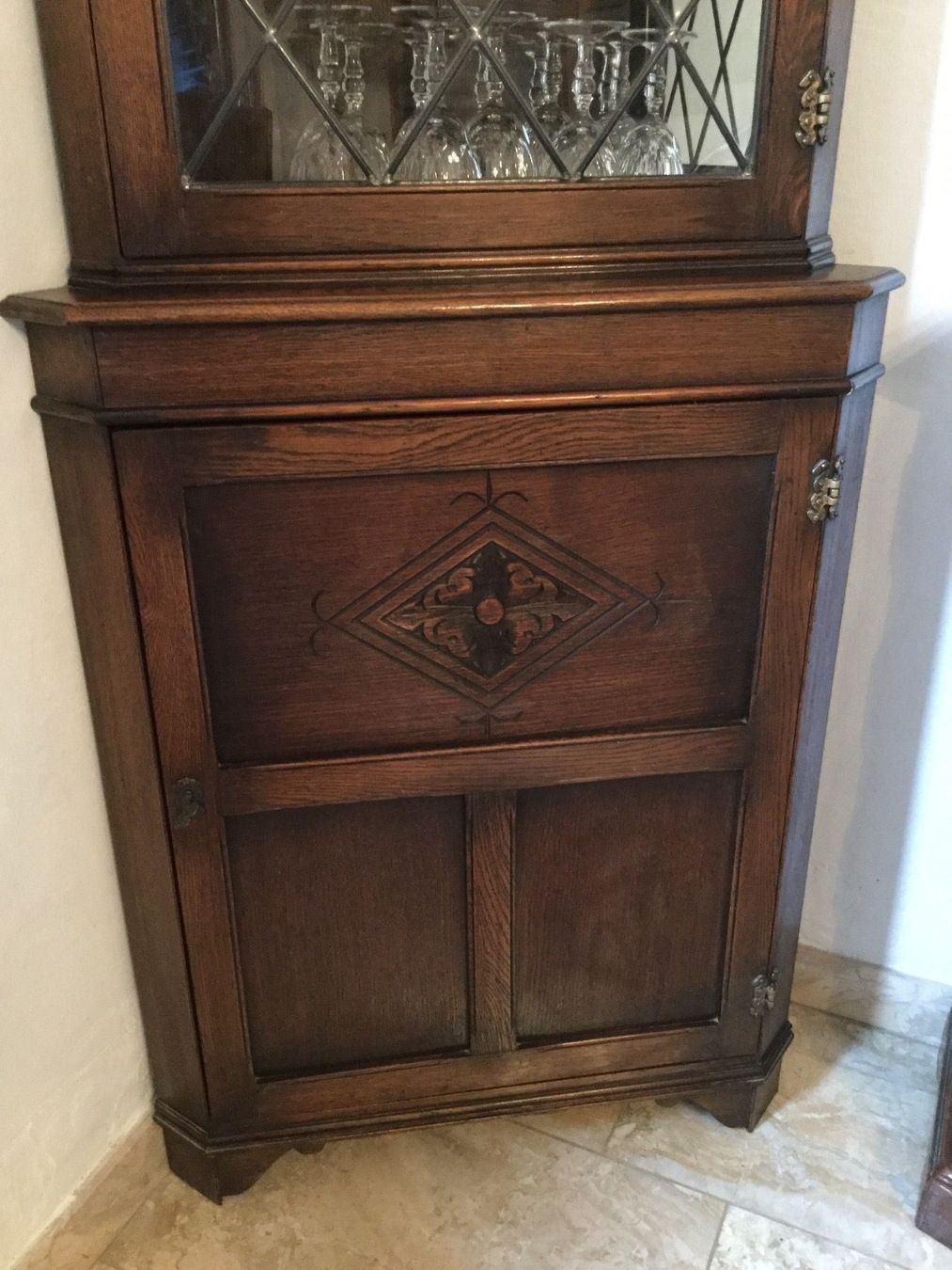 Articles en bois: Eckschrank mit Glasvitrine Tudor – D'occasion à Wallisellen par Lunajuanito 1
