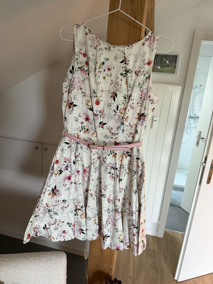 Closet London Robes: Blumenkleid Closet – D'occasion à Frauenfeld par lorinajennifer