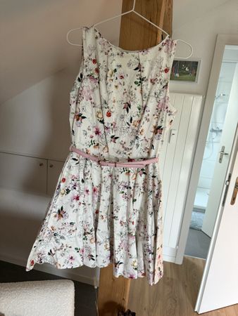 Blumenkleid Closet