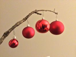 4 Christbaumkugeln rot, matt + glänzend, 8cm, 1x benutzt