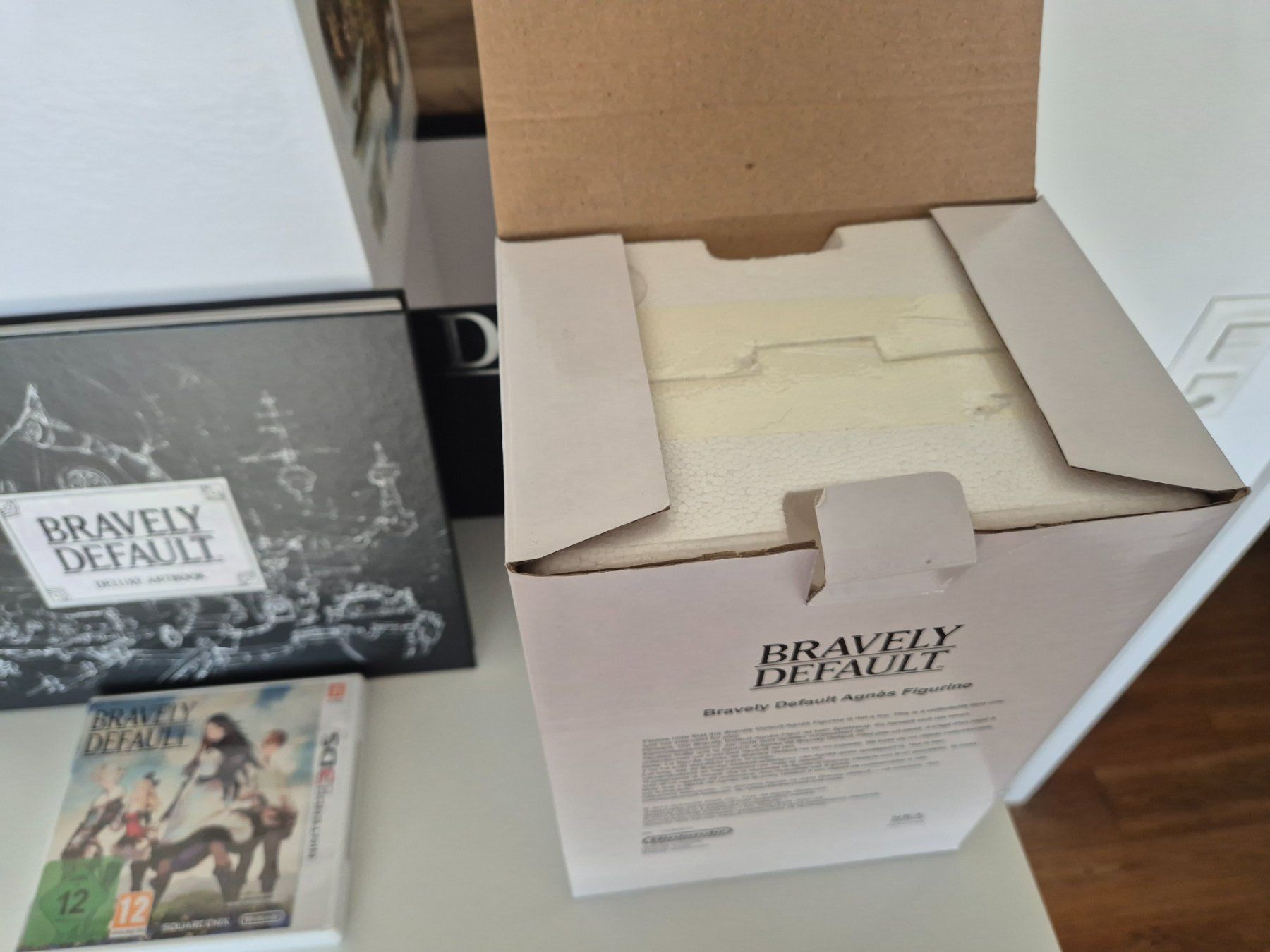 Jeux: Bravely Default Deluxe Edition Nintendo 3DS Spiel + Figur – Neuf (Voir description) à Bassersdorf par retrolab 3
