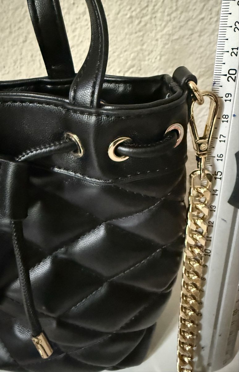 Borse da donna: Schwarze gesteppte Mini-Bucket-Bag mit goldener Kette – Nuovo (secondo la descrizione) da Zürich venduto da Vma_reuse 4