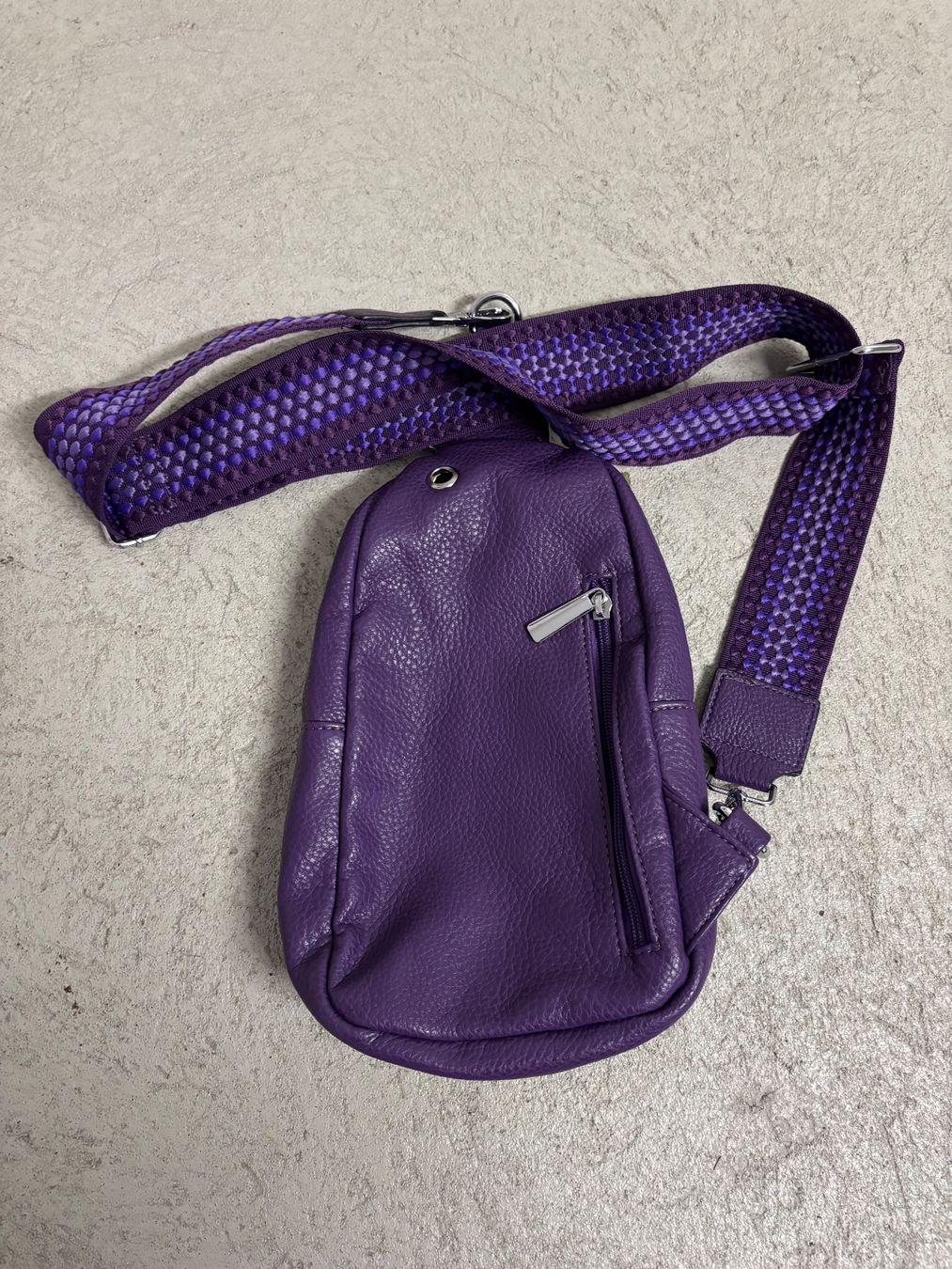 Taschen für Damen: Stylische Schultertasche in Violett – Gebraucht aus Sonterswil von VD-Service 1