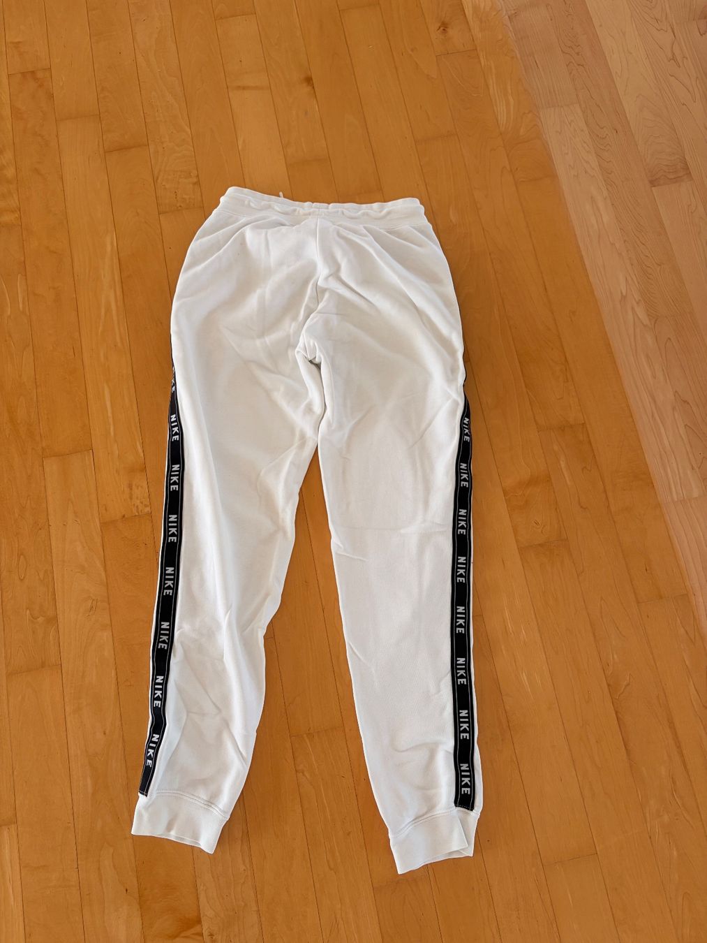Nike Pantalons: Weisse Nike Trainerhose – D'occasion à Urdorf par roses202 1