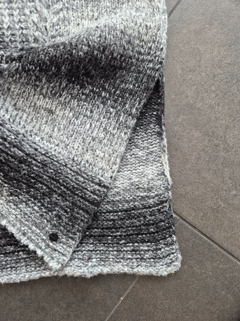 Esprit Pulls & Sweat-shirts: ESPRIT Pullover schwarz/grau  Gr. M – D'occasion à Frick par Baghira84 2