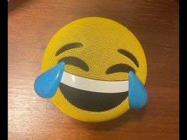 Lautsprecher mit Emoji-Design lachend mit Tränen